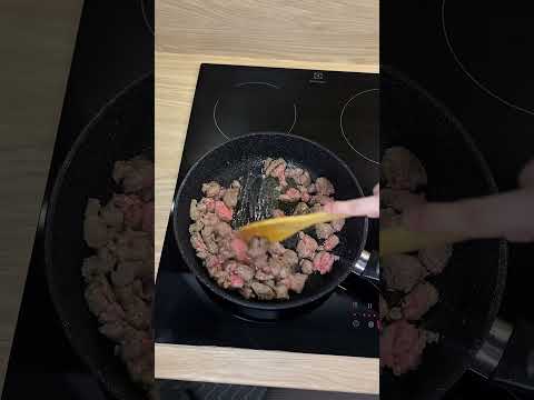 Огненный БигМак-салат, очень похож на тот легендарный бургер, но без булочки с кунжутом 🤣