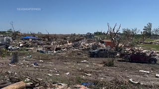 Survivors of Iowa tornadoes begin cleanup