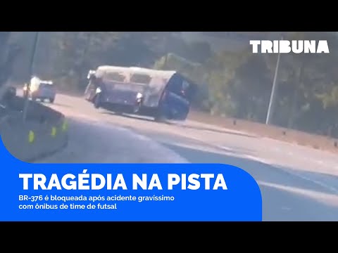 BR-376 é bloqueada após acidente gravíssimo com ônibus de time de futsal do interior