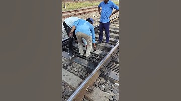 points man point setting 👍💯#pointsman #trian #viral #indianrailways #railway #shortvideo #tranding