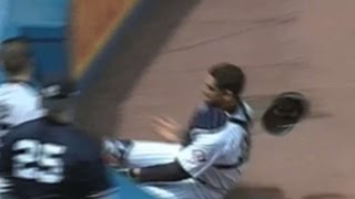 OAK@NYY: Posada makes sliding catch in foul territory