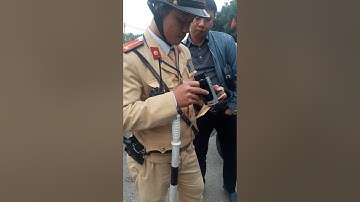 CSGT Hải Phòng bắt láo lỗi đèn vàng bị tài xế mắng cho một trận