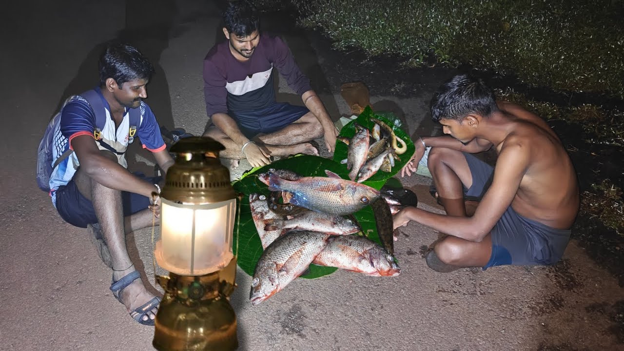 गॅसबत्ती घेऊन गेलो नदीमध्ये मासे पकडायला | कोकणातील मासेमारी |Traditional fishing 