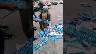 the process of cutting expired license plates; The machinery is good, the work is easier