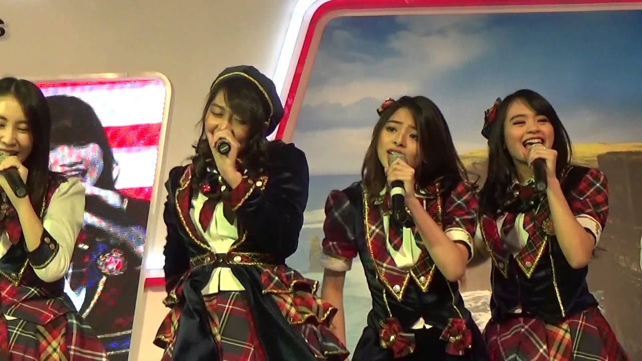 JKT48 - Gadis Remaja [Honda Exhibition Main Kota Kasablanka] - YouTube