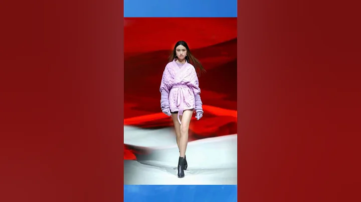 任达华16岁女儿T台首秀 走路带风气场不输超模 - 天天要闻