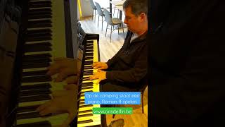 Roman Speelt Piano Op Camping.