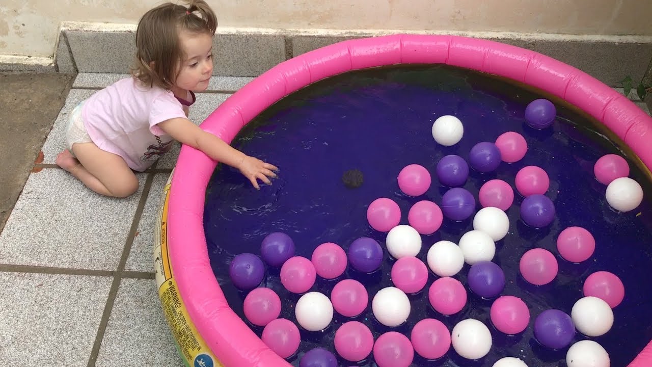 Brincando na piscina com corante e bolinhas - Jéssica Godar e Laurinha e Helena e Gabriel