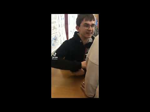 НАКРИЧАЛА НА УЧЕНИКА ИЗ-ЗА НАУШНИКОВ