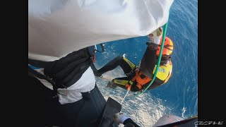 「海猿」決死の救出劇 三重・志摩市沖でヨット転覆 ２人救助の緊迫映像を入手