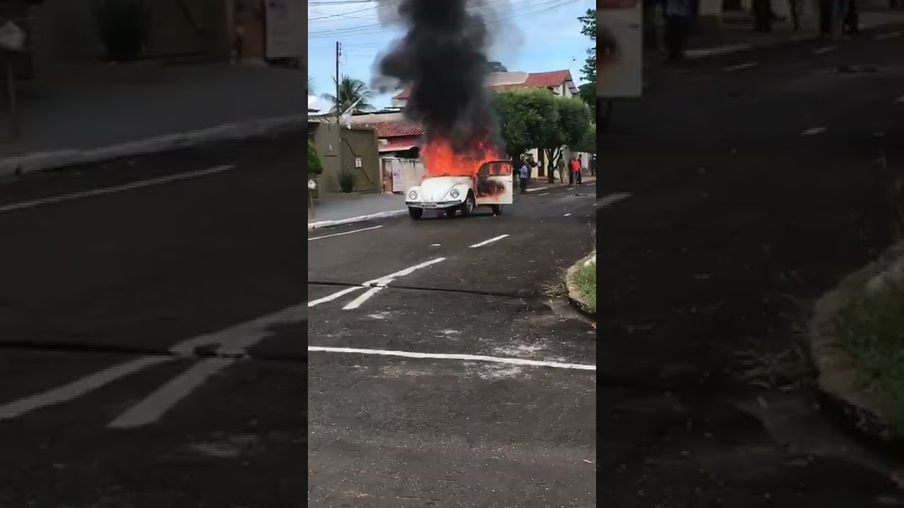 Fusca pega fogo na região central de Rondonópolis