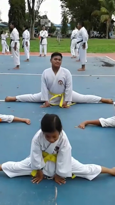 Latihan Split Bocah Karate Lemkari