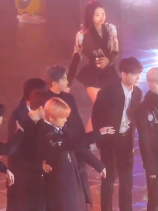 Eyes don't lie 👀 #jennie #taehyung #taennie #taennieedit #shortvideo #sbsgayodaejun