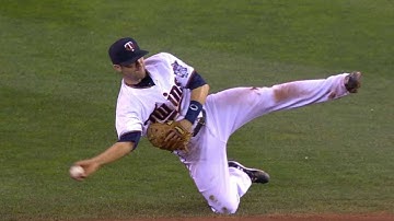 OAK@MIN: Dozier makes great stop, throws to first