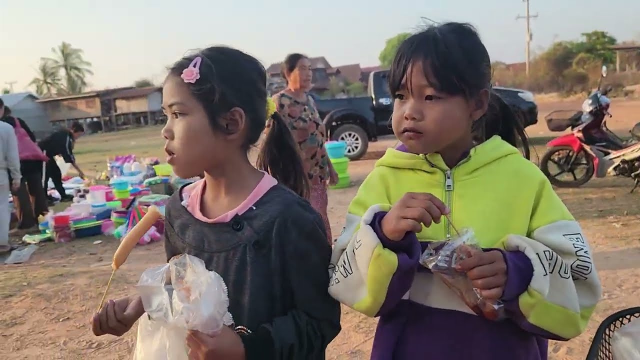 เดินตลาดนัดตอนเช้าบ้านนาหอยปังวันนี้คนเยอะมาก​