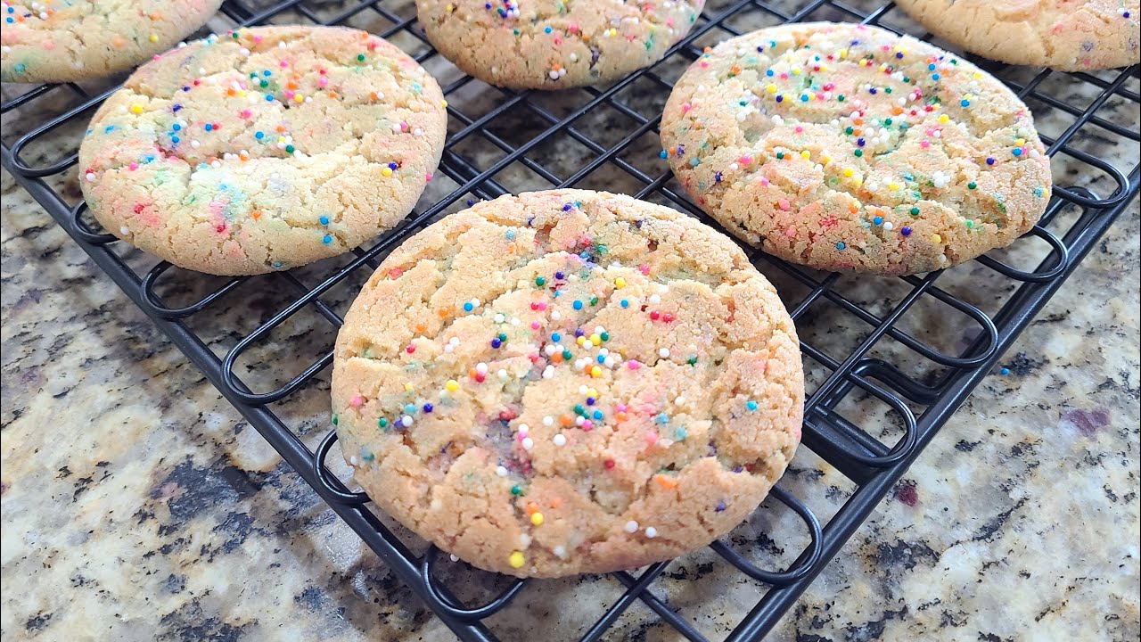 Confetti (funfetti) sugar cookies Recipe! Perfect bakery style cookies