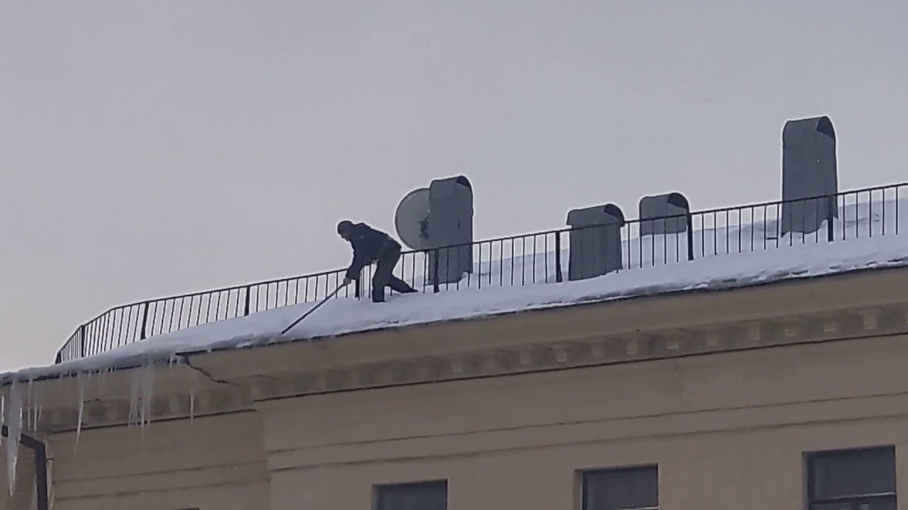 С крыш падает вода. Уфимские школьники на крыше. Падающий кот с крыши из металла. Пьяные школьники на крыше.