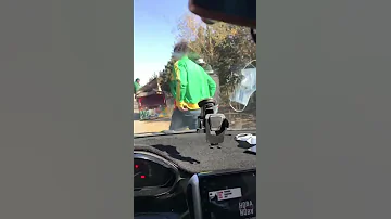 Gnawi نزول كناوي من السيارة في الطريق لمعجب وفي 
