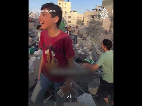 "ياريته حلم".. طفل يصرخ باحثا عن عائلته تحت الأنقاض