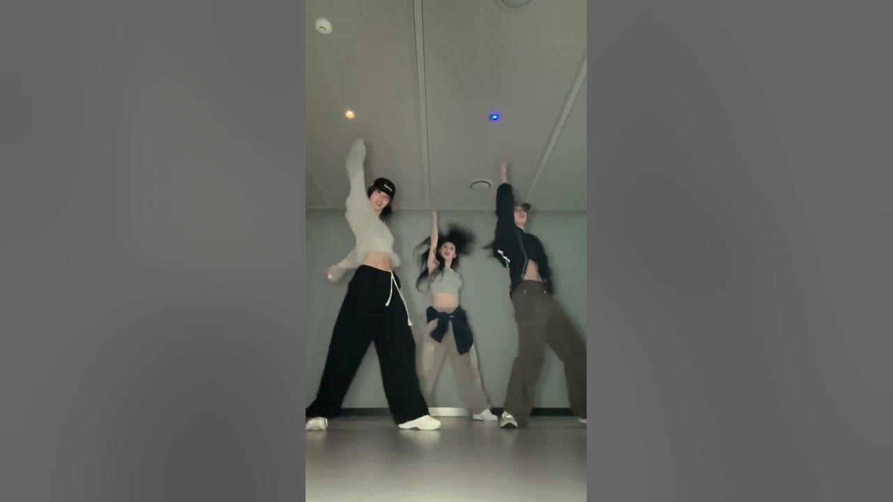 Itzy doing "Like Jennie" dance trend #likejennie #itzy #yeji #ryujin #chaeryeong