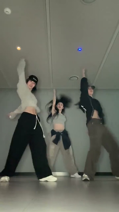 Itzy doing 'Like Jennie' dance trend #likejennie #itzy #yeji #ryujin #chaeryeong