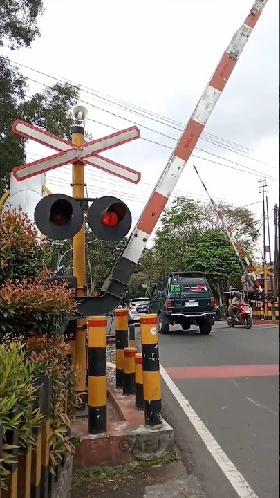 Palang Pintu Perlintasan Kereta Api Wage Rudolf Supratman Menutup #shorts