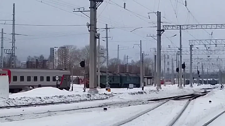 2М62-0886. Выезжает из депо. Товарная станция. Петрозаводск. После капиталки изуродовали серость.