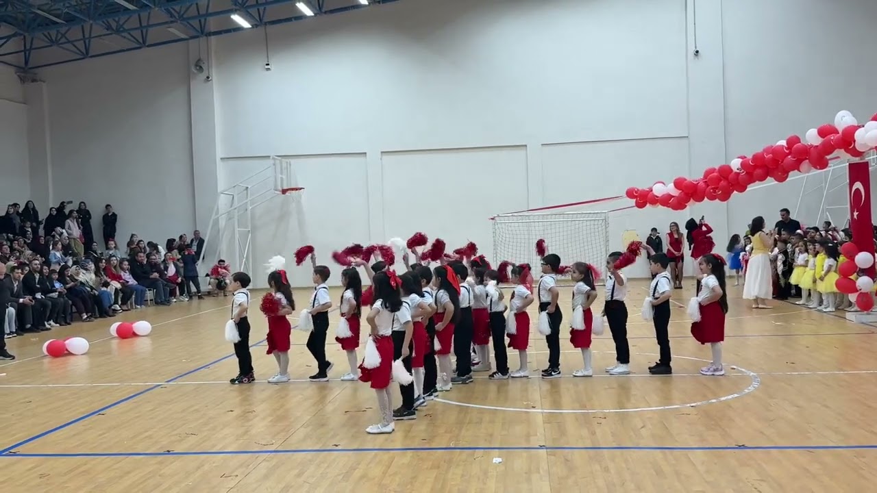 23 Nisan Gösterisi 2025 Melahat Öztoprak İlkokulu Tuttu Fırlattı