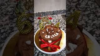 Un Layer cake  garni avec du praliné noisette et praliné amande, feuilletine et différents choco