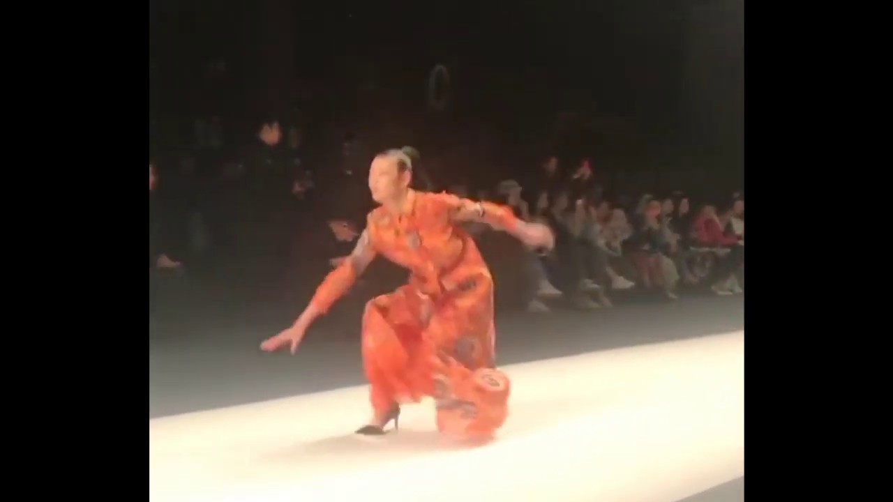 Model trips on her dress and falls during a Chinese fashion show (March 2019)