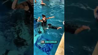 Pelatihan renang dengan boneka