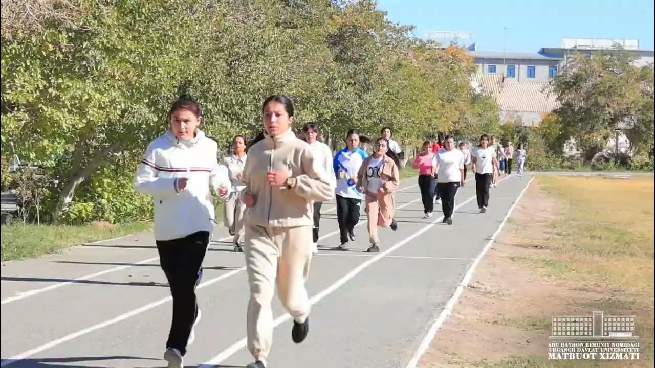 Afrikalik qullar ranchoda Farrosh ayol o‘z egasini videoda yo‘ldan ozdirdi.