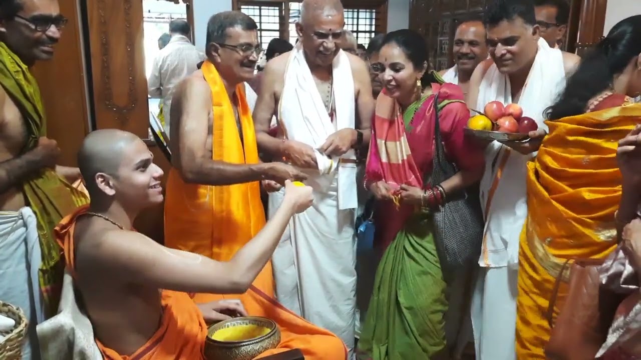 ಭಕ್ತಸಮೂಹಕ್ಕೆ ಫಲಮಂತ್ರಾಕ್ಷತೆ -೨೦೨೬ರ ಪರ್ಯಾಯಪೀಠವೇರಲಿರುವ ಶೀರೂರುಮಠಾದೀಶ ಶ್ರೀಶ್ರೀ ವೇದವರ್ಧನತೀರ್ಥ ಶ್ರೀಪಾದರಿಂದ