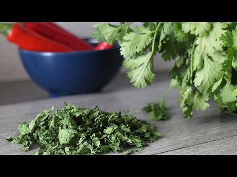 How to dry herbs in a microwave