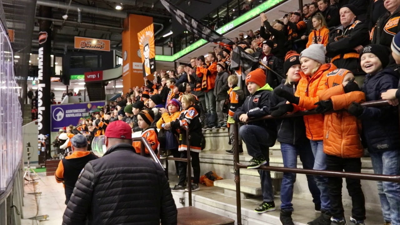 KooKoon kannattajat protestoivat Strömwallin pelikieltoa