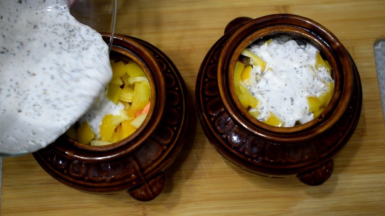 жаркое в горшочках в духовке с мясом и картошкой. горшочки с куриной печенью. жаркое с грибами в горшочках. говядина в горшочке с сыром. картошка с охотничьими колбасками в горшочках.