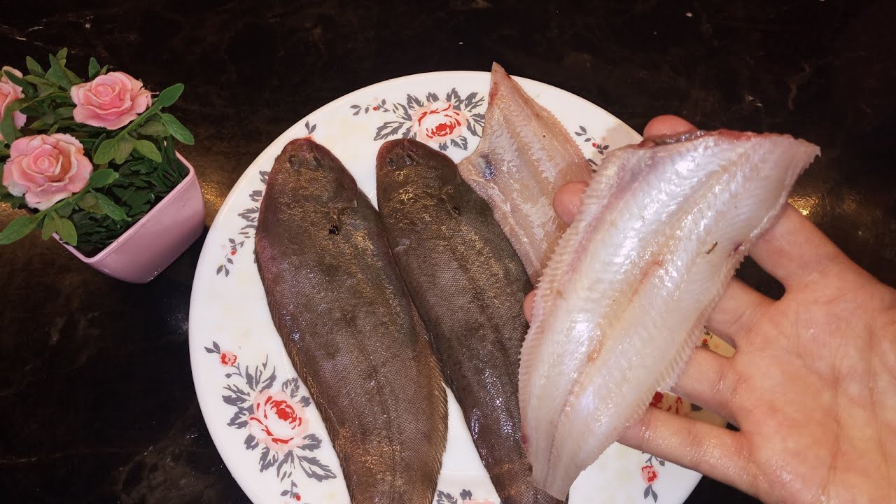 طريقة سلخ وتنظيف سمك موسي(سمك الغطيان)سمك بدون شوك ولااسنان عنيها الاتنين علي جنب واحد😳