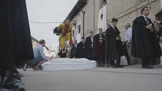 "El Colacho", la tradición española en la que el diablo salta a los bebés
