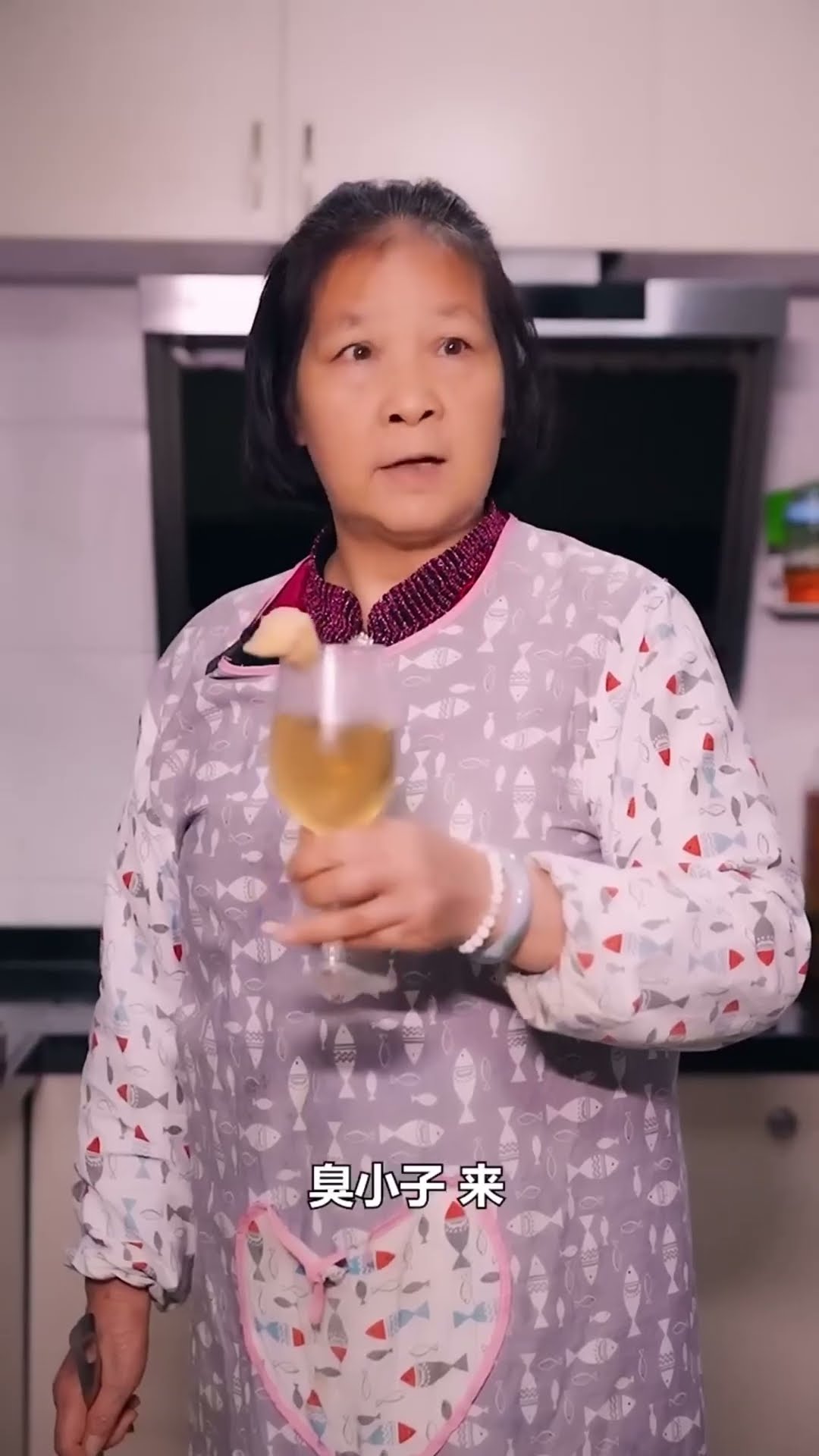 Mother son battle   Genius son drinks wine made from chicken butt#Shorts #GuiGe  #comedy #hindi