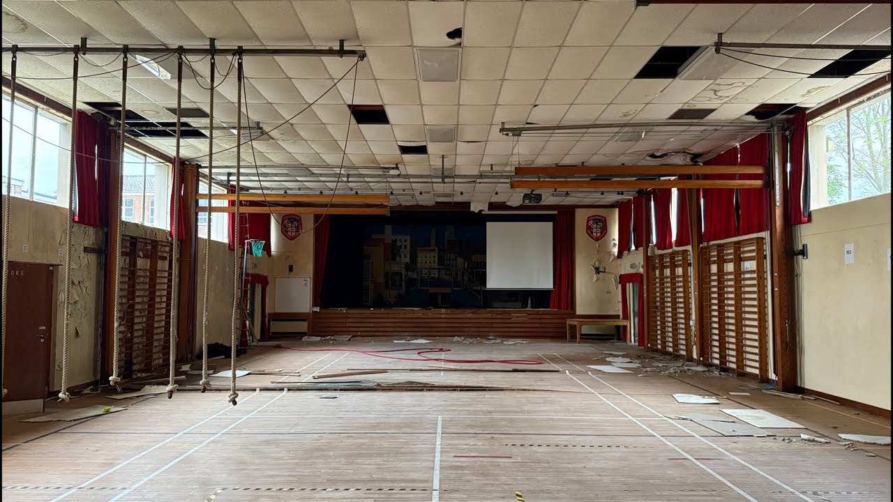 Exploring A Huge Abandoned School