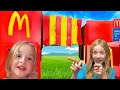 Je construit un hotel mc donald en carton  pour mes enfants