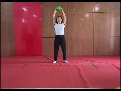 Dạy trẻ: Tung bóng với cô ở khoảng cách xa 2,5m Độ tuổi: 3-4 tuổi