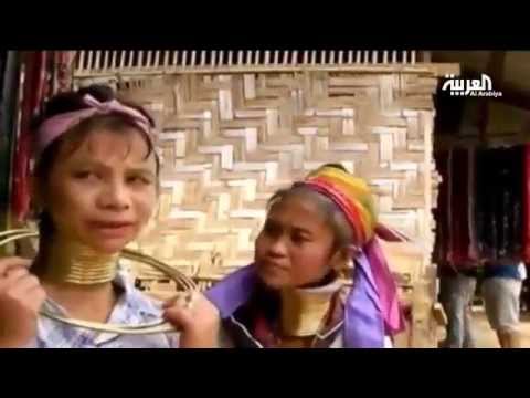 نساء قبيلة الكايان يضعن لفائف النحاس لتطويل الرقبة