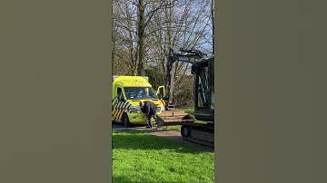 Ambulance vast in modder! Graafmachine schiet te hulp #vast #graafmachine #ambulance #emergency
