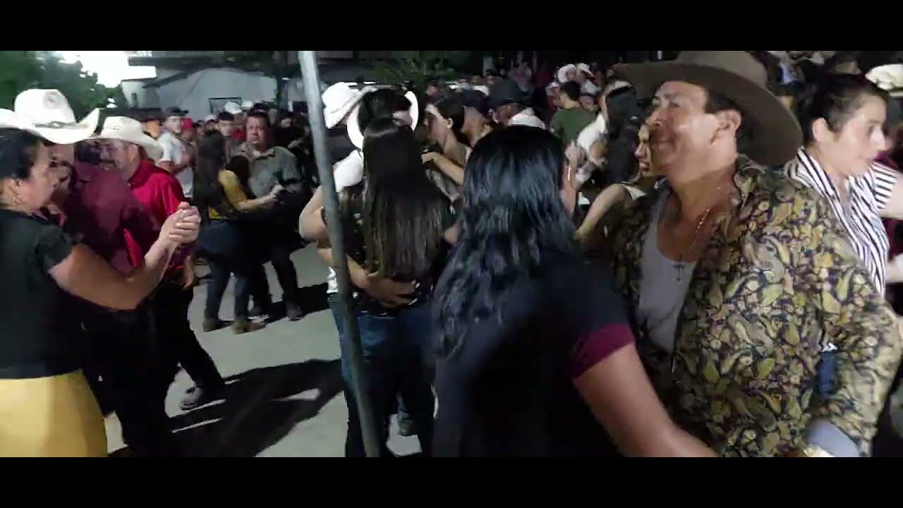 Mira que tremwndo bailon de  el hojo de agua el.chol  bajavera paz