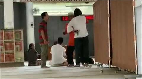 Seorang Non Muslim Nekad Bawa Anjing Ke Dalam Masjid