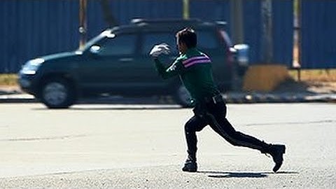 Dancing Traffic Cop Ramiro Hinojas On The Beat In Manila!!!