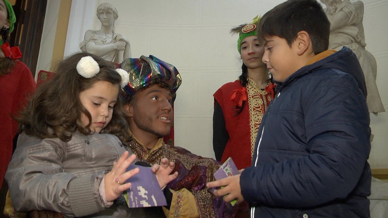 Largas colas para ver a los Emisarios Reales