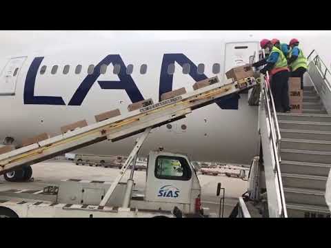 Cargas embarcando em um Boeing 787 da LATAM Chile - P1