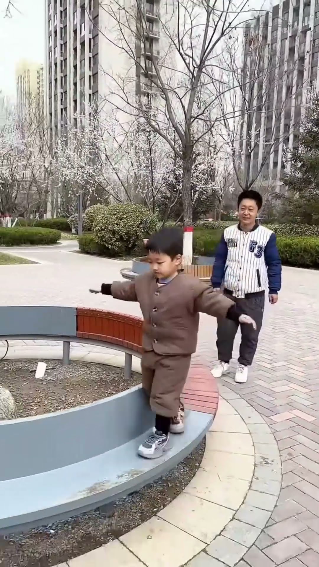 爸爸带娃花样百出，又到了锻炼孩子的时刻了！#Cute baby#Cute#呆萌小米宝#聪明宝宝#萌娃